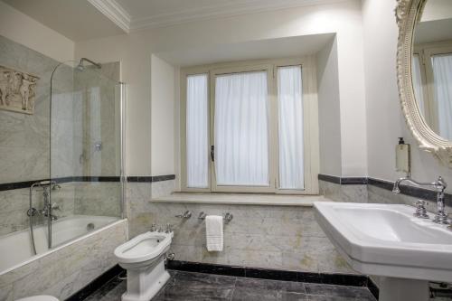 Royal Court Hotel - image 14