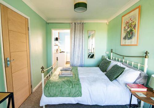 Broadstairs, Bays & Golf - Sleeps 2, Kent