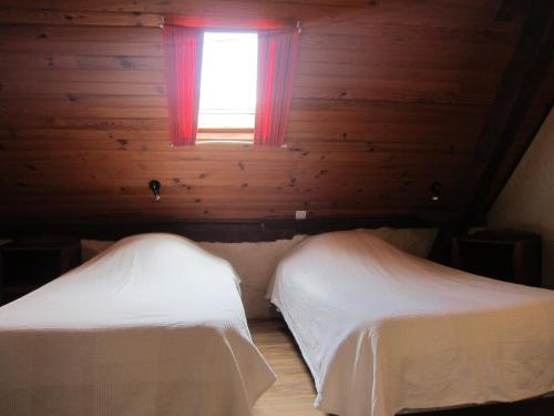 2 twin beds