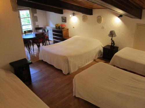 1 queen bed, 3 twin beds