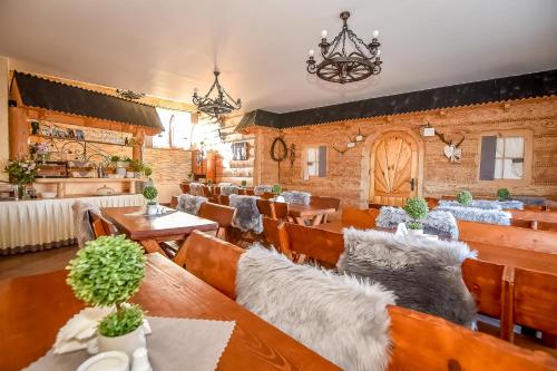 2 double beds, 1 twin bed