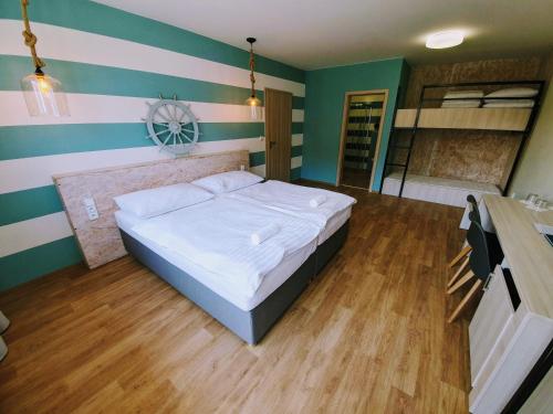 1 queen bed, 1 bunk bed