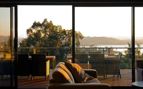 Erkély/terasz, Pinewood High Country Retreat - breathtaking views of Lake Eildon & Mt Buller in Bonnie Doon
