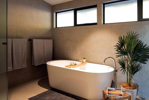 Fürdőszoba, Pinewood High Country Retreat - breathtaking views of Lake Eildon & Mt Buller in Bonnie Doon