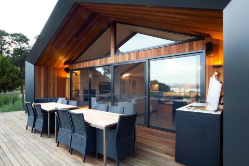 Erkély/terasz, Pinewood High Country Retreat - breathtaking views of Lake Eildon & Mt Buller in Bonnie Doon