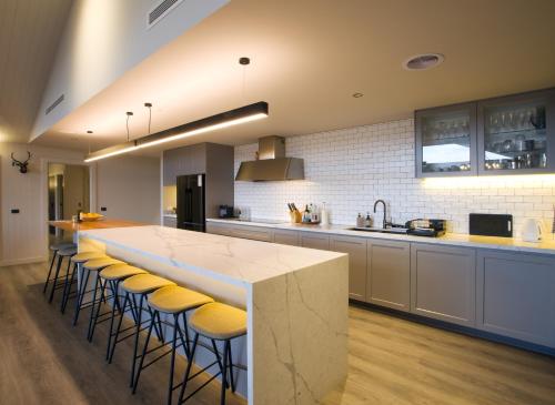 Pinewood High Country Retreat - breathtaking views of Lake Eildon & Mt Buller in Bonnie Doon