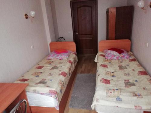 2 twin beds