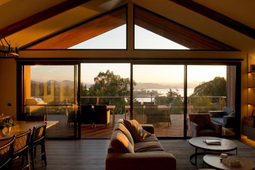 Erkély/terasz, Pinewood High Country Retreat - breathtaking views of Lake Eildon & Mt Buller in Bonnie Doon