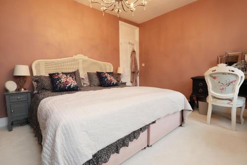 Spacious 2-Bed Cardiff Haven with Luxe Touches chambre d'hôte Heath Low Level Railway Station