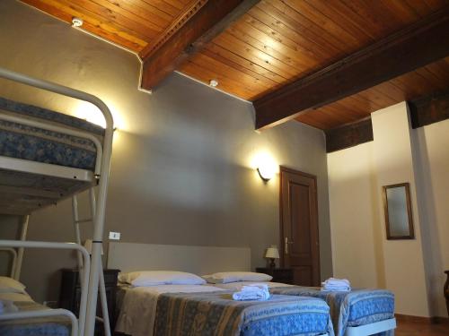 2 twin beds, 1 bunk bed