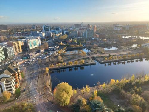 2 Bed Media City Flat Salford Quays, Manchester (photo 6)
