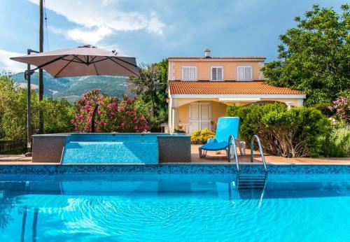 House Mare, Kastel Novi