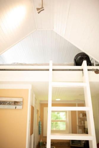 Tiny House Strouds Run Lake - image 11