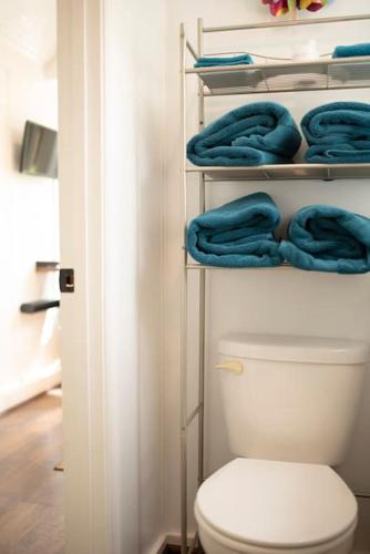 Tiny House Strouds Run Lake - image 8