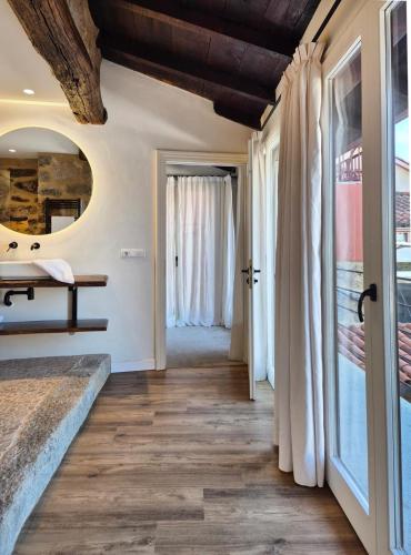 Vannas istaba, YourHouse O Canton II villa in Entrimo