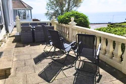 3BR Shorefield Cottage with Parking, Terrace, SEA VIEW! Nr Cliffs Pavillion by Luxiety Stays Serviced Accommodation gîte à louer Westcliff Railway Station