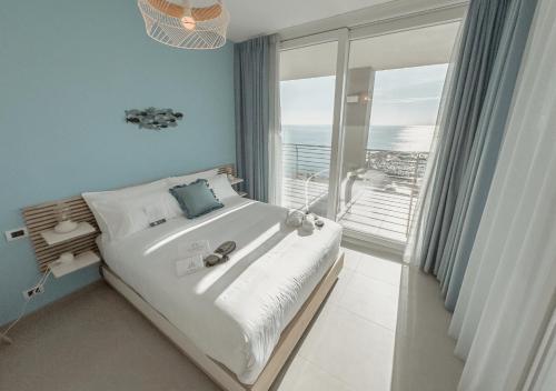 Deluxe Double Room with Balcony and Sea View image 10