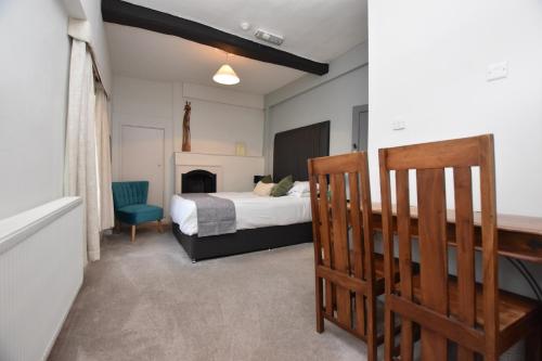 1 queen bed, 1 double bed