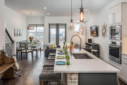 The NEW Nashview Rooftop-Skyline View - Sleeps 12