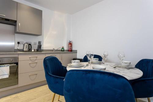 2 Bed Media City Flat Salford Quays, Manchester (photo 7)