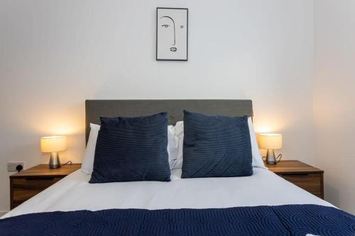 2 Bed Media City Flat Salford Quays, Manchester (photo 4)