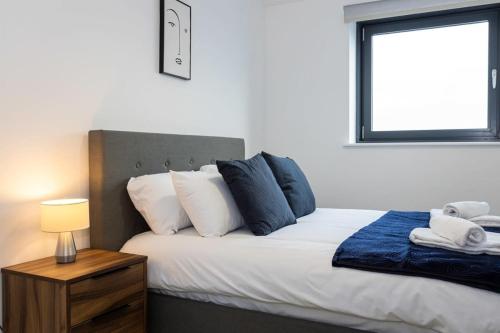 2 Bed Media City Flat Salford Quays, Manchester (photo 8)