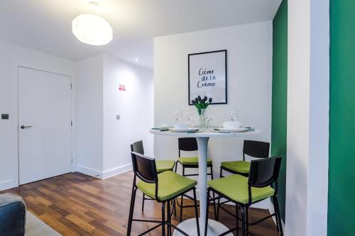Spacious Deansgate Apartment, Free Park, Sleeps 8, Manchester (zdjęcie 6)