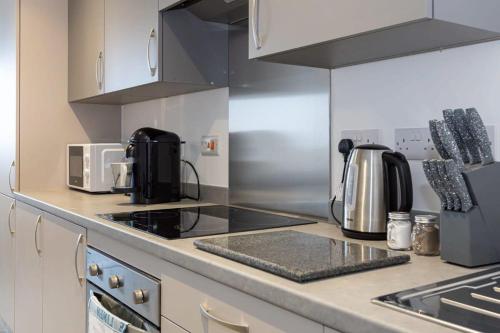 2 Bed Media City Flat Salford Quays, Manchester (photo 9)