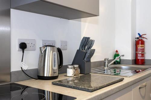 2 Bed Media City Flat Salford Quays, Manchester (photo 10)