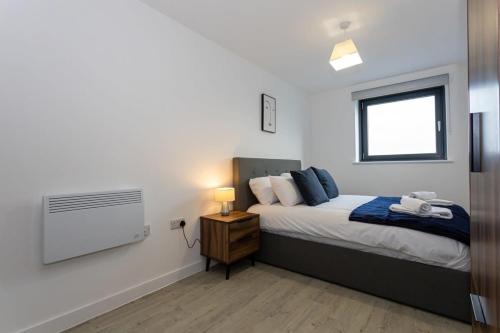 2 Bed Media City Flat Salford Quays, Manchester (photo 11)