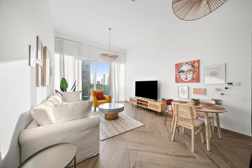 Dubai Skyline Escape 2BR Sky Track & Rooftop Pool, Dubaj