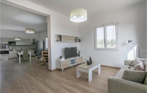  Stunning Home In Kaukana With House Sea View in Villaggio Azzurro