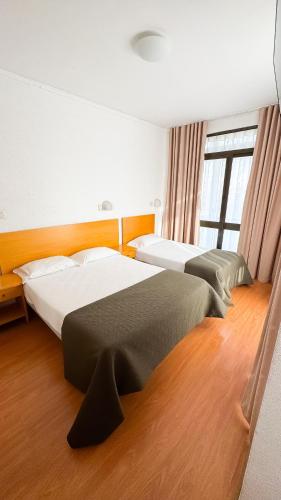 4 twin beds