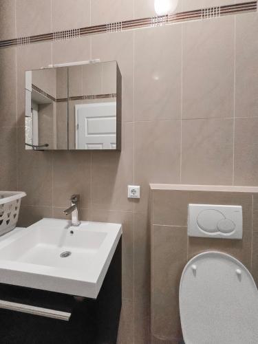 Charming One-Bedroom Apartment Near Millennium, Vienna (photo 9)