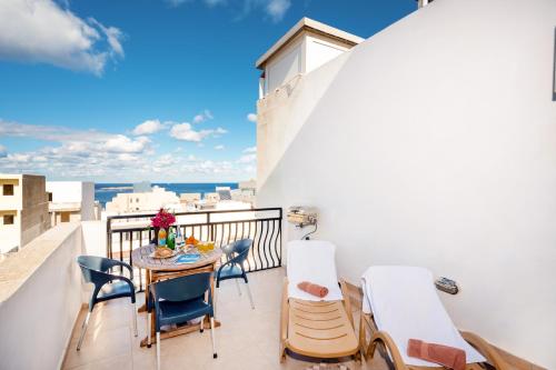 Seashells Penthouse with sunny terrace with stunning sea views in Bugibba - by Getawaysmalta - image 9