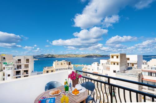 Seashells Penthouse with sunny terrace with stunning sea views in Bugibba - by Getawaysmalta - image 12
