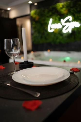 Love Room, Luna Spa APRÈS-MIDI 13h à 18h, créneau de 5h seulement et non une nuitée (Love Room, Luna Spa APRES-MIDI 13h a 18h, creneau de 5h seulement et non une nuitee) in Сан-Уан-ль'Омон