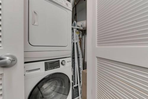 Charming 2BD in Hip Neighborhood - 3 Blks to Metro - image 17