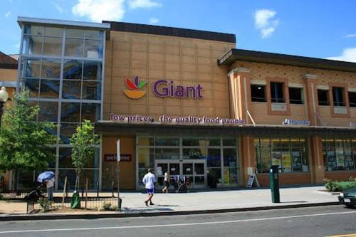 Charming 2BD in Hip Neighborhood - 3 Blks to Metro - image 28