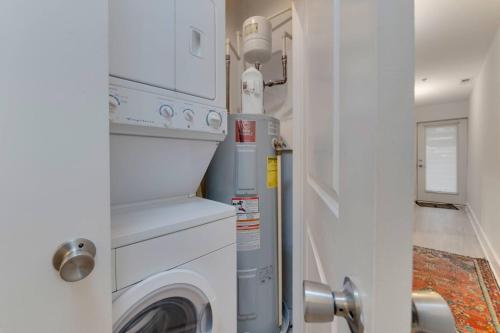 Central Townhouse Flat Near Metro + Parking Pass - image 9