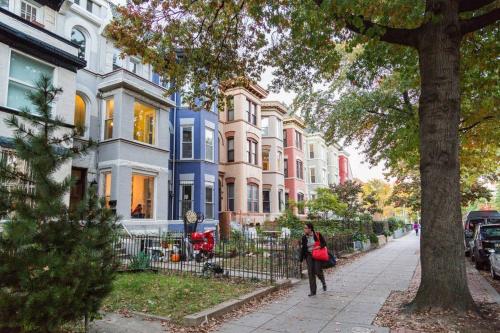 Central Townhouse Flat Near Metro + Parking Pass - image 6