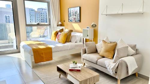 Luxury Bright Studio Near Ski Dubai with Pool View, Dubai (Foto 2)