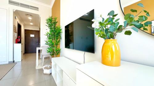 Luxury Bright Studio Near Ski Dubai with Pool View, Dubai (Foto 10)