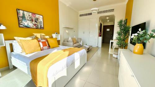 Luxury Bright Studio Near Ski Dubai with Pool View, Dubai (Foto 4)