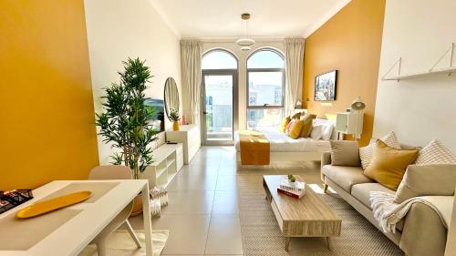 Luxury Bright Studio Near Ski Dubai with Pool View, Dubai (Foto 7)