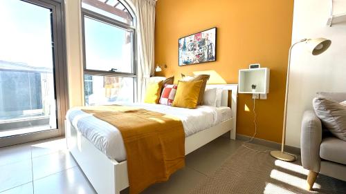 Luxury Bright Studio Near Ski Dubai with Pool View, Dubai (Foto 5)