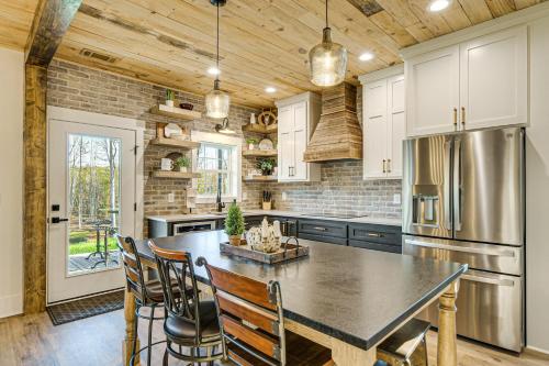 Family-Friendly Barndominium Near Greenville! in Easley (Dél-Karolina)