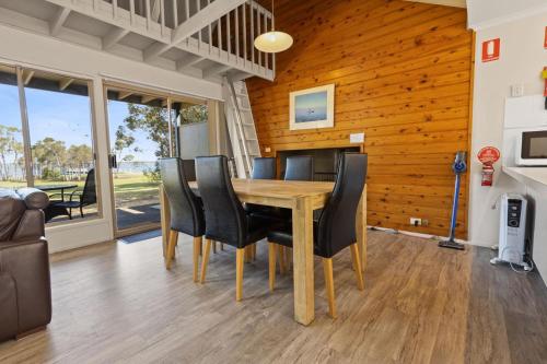 Tarra - Waterfront Retreat in Forge Creek