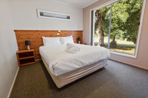 Tarra - Waterfront Retreat in Forge Creek