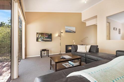 Amphion - Waterfront Retreat in Forge Creek